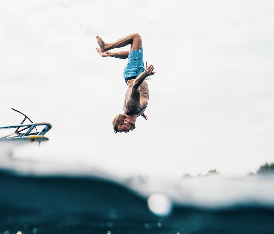 Homme faisant un salto arrière